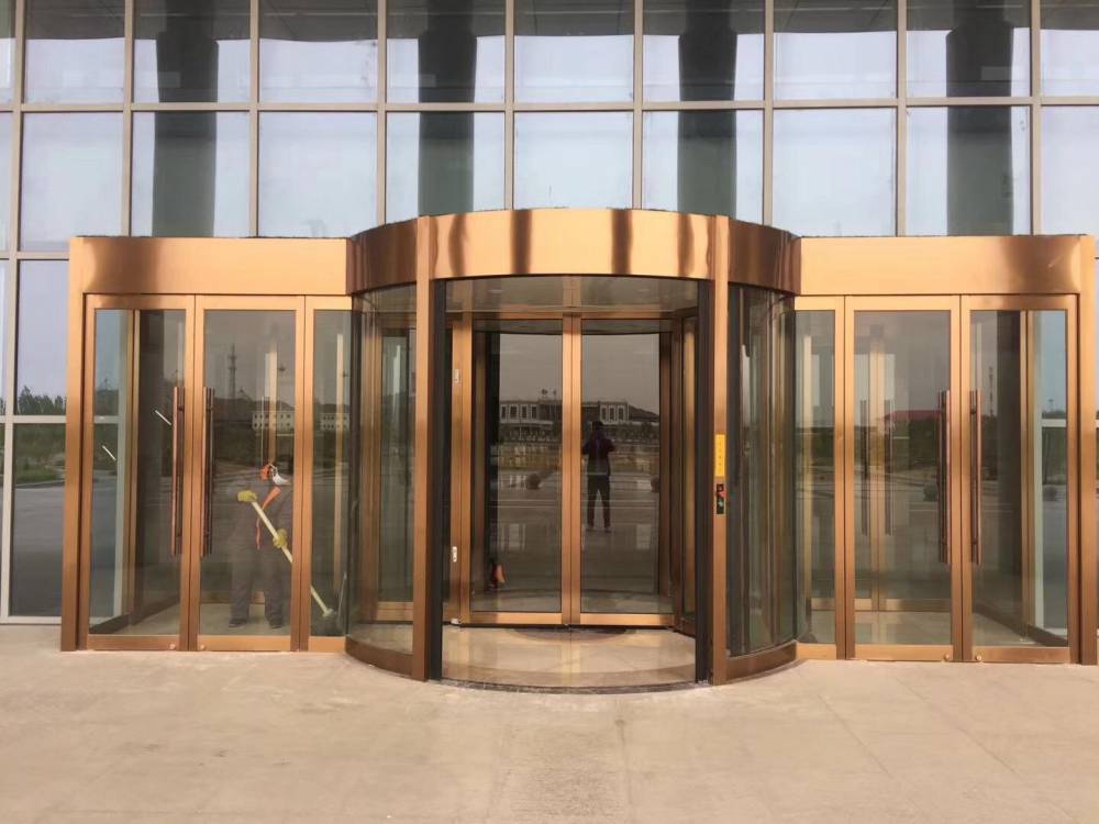 鴻業(yè)豪華兩翼旋轉(zhuǎn)門(mén) 專(zhuān)業(yè)生產(chǎn)與定制，打造高端出入口體驗(yàn)